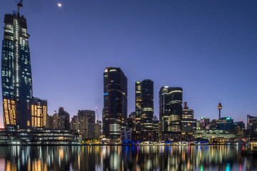 Obraz premium cityscape and reflection on the harbour