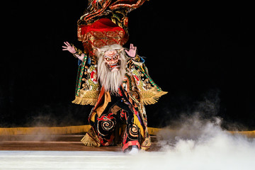 Obraz premium 日本、広島、広島神楽、芸北神楽、神楽「源頼政」鵺という怪物、伝統芸能の魅力