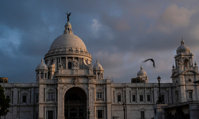 Obraz premium View of Victoria Memorial in blue sky surroundings.