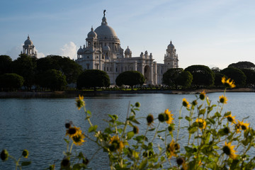Obraz premium View of Victoria Memorial along with the nearby pond.