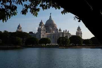 Obraz premium View of Victoria Memorial along with the nearby pond.