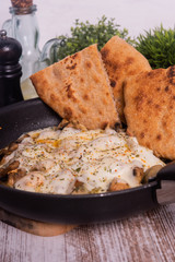 champiñones y provolone con pan pizza