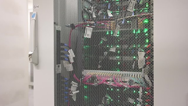 Netzwerk Switch verbunden mit Netzwerkkabel RJ45 Patchkabel und Glasfaserkabel in einem Rechenzentrum