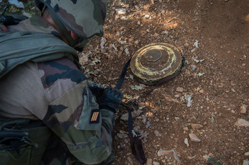 a soldier found a fake mine during the preparation in the Canjuers camp of French soldiers leaving...