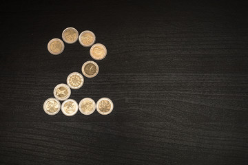 2 euro coins drawing a 2