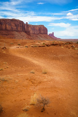 hiking the wildcat trail in the monument valley, usa