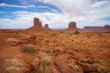 hiking the wildcat trail in the monument valley, usa