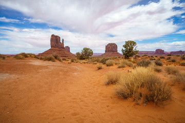 hiking the wildcat trail in the monument valley, usa