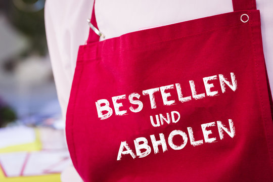 Rote Sch&uuml;rze mit Aufschrift Lieferservice