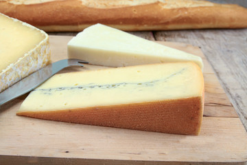 plateau de fromages sur une planche en bois