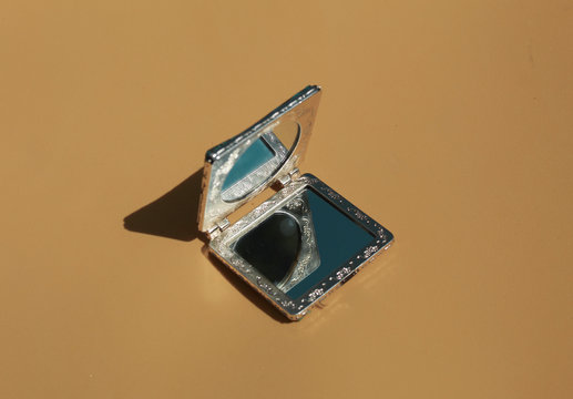 Imagen artistica con mini espejos de bolso para retocar el maquillaje
