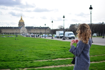 Obraz premium The girl travels to Paris. Globetrotting. City. Woman. 