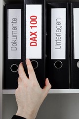 DAX 100 – Finanzen/Wirtschaft. Ordner wird aus Büro-Regal geholt. Männliche Hand. Business,...