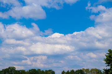 Blauer Himmel mit Wolken an einem schönen Sommernachmittag