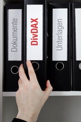 DivDAX – Finanzen/Wirtschaft. Ordner wird aus Büro-Regal geholt. Männliche Hand. Business,...