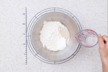 おうちでパン作り　プレーンベーグルを作る工程　1-粉類にお湯を加える