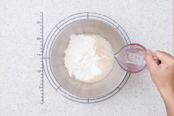 おうちでパン作り　プレーンベーグルを作る工程　1-粉類にお湯を加える
