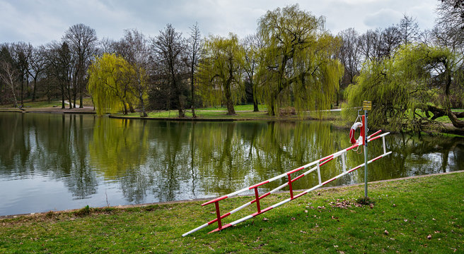 Rettungsger&auml;t am Obersee in Berlin Hohensch&ouml;nhausen