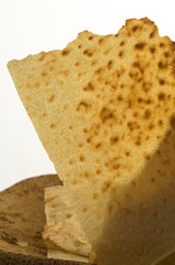 Pane Carasau, pane tipico della Sardegna, isolato su fondo bianco