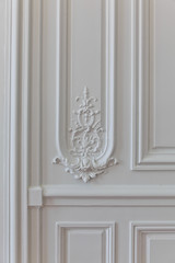 moulure blanche classique sur mur