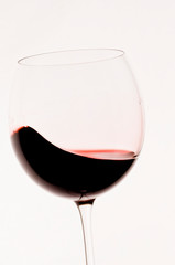 Calice di vino rosso su fondo bianco