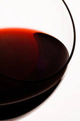 Calice di vino rosso su fondo bianco