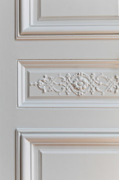 d&eacute;tail de moulures sur un mur