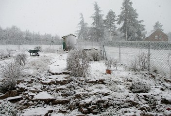 Campagne en hiver, jardin enneigé