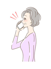 スマホで通話する女性の横顔