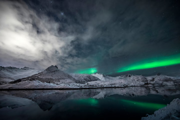 Fototapeta na wymiar Nordlicht über dem Fjord - Norwegen