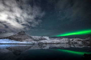 Fototapeta na wymiar Polarlicht über den Lofoten - Norwegens Norden im Winter