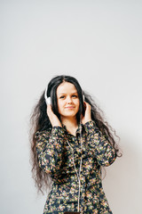 Naklejka premium girl listening to music on headphones
