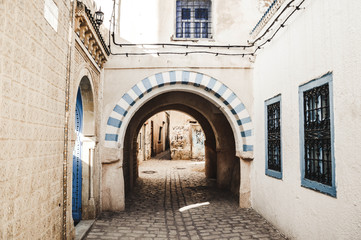 Fototapeta na wymiar narrow street in the old town of nabeul