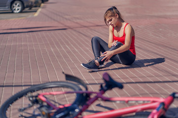 Obraz premium Female bike rider takes a tumble