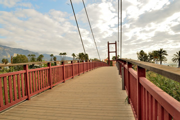 puente de madera sobre el rio con cielo con nubes puerto Banús Marbella Andalucía España