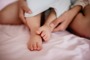 Obraz na płótnie Canvas mother and baby feet