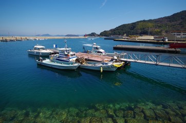 桟橋とボートのある港