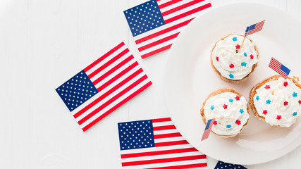 Obraz premium Top view of cupcakes on plate with american flags