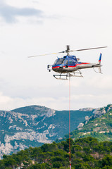 Fototapeta na wymiar Hélicoptère en vol