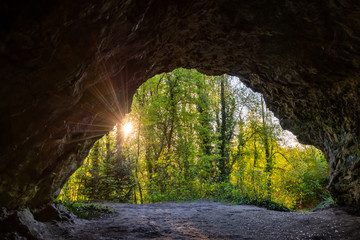 Alte Höhle Hemer Von-der-Becke-Höhle Sauerland Ausgang Sundwig Sonne Licht Deutschland Kalkstein...