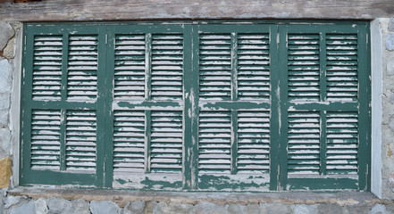 Stara, drewniana, zielona zamknięta okiennica