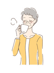 マグカップのコーヒーを飲む女性
