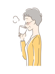 マグカップのコーヒーを飲む女性の横顔