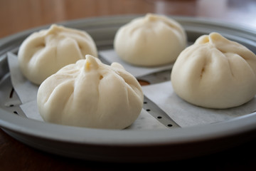 自宅で手作りする肉まん　蒸したての湯気があがる肉まん