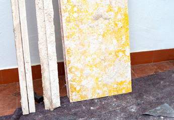tablones viejos pintados de amarillo y blanco de una obra de construcción