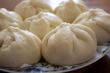 自宅で手作りした肉まん　たくさんの肉まんをお皿に盛り付けた様子