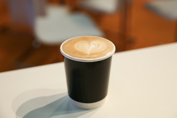 Latte Art Herz im To Go Becher