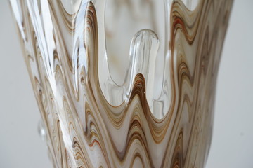 Glasvase-gemustert vor einem weißen Hintergrund