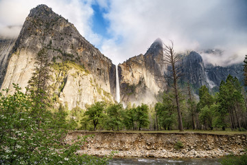 Fototapeta na wymiar Bridalveil Fall in Yosemite National Park