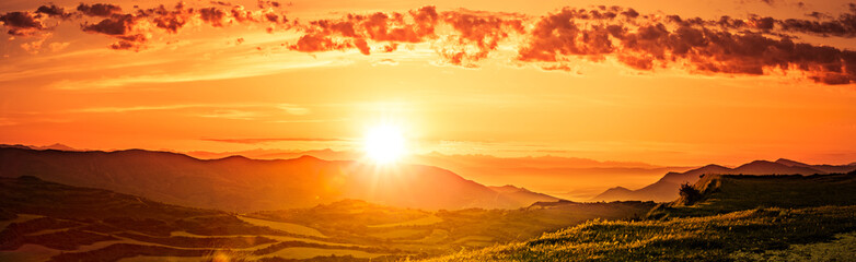 Sonnenaufgang über Weinbergen in Navarra